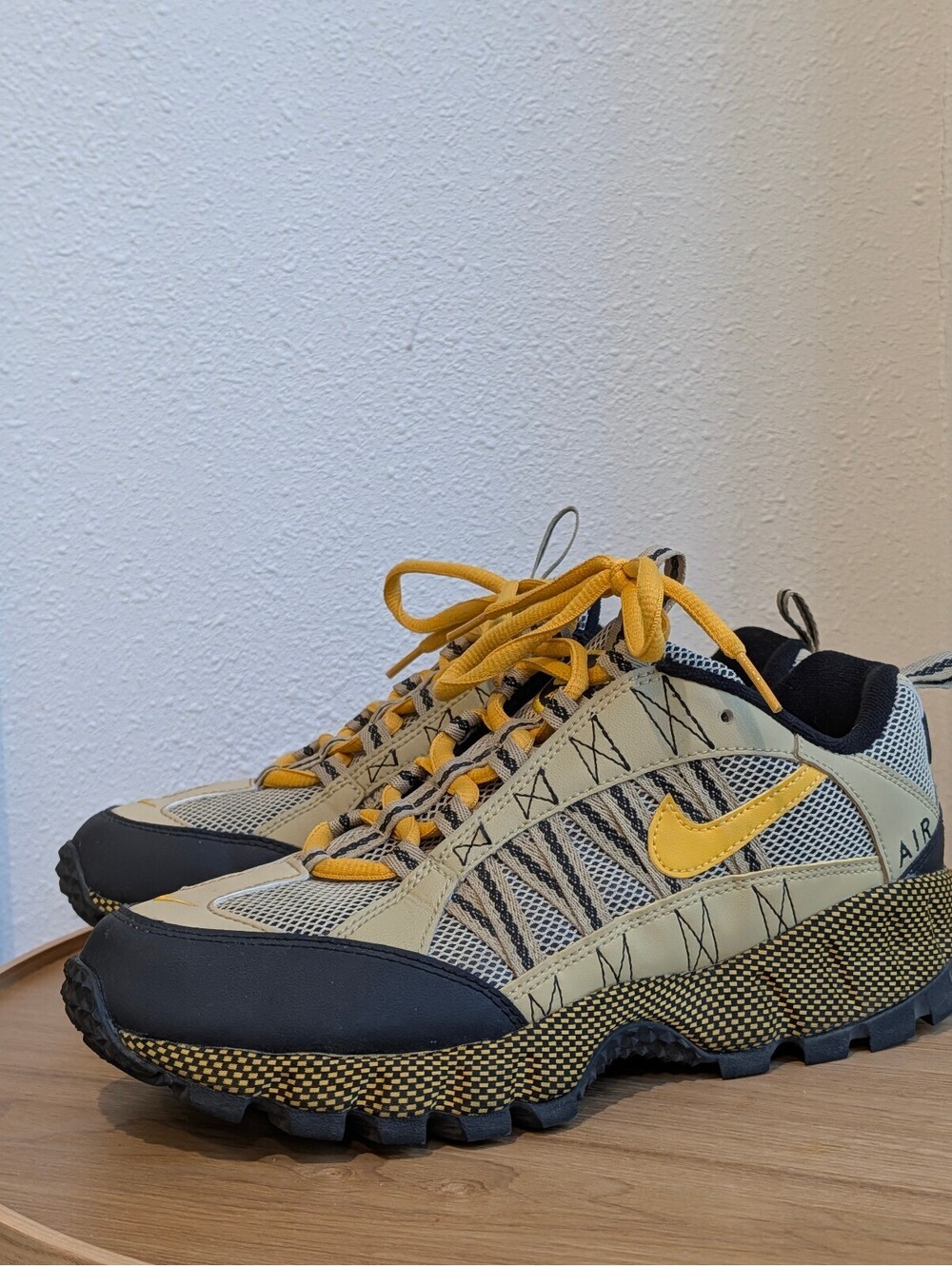 Nike Air trail sneakers gray yellow size 8.5 FJ7098 200